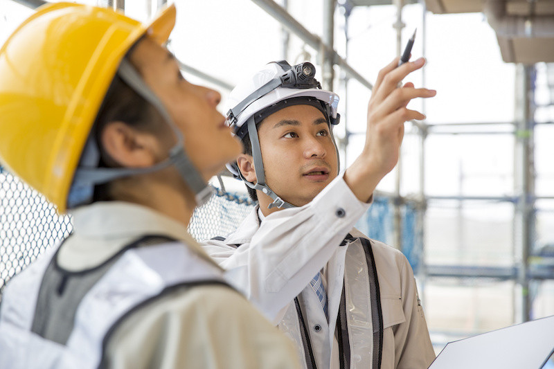 現場で作業中の二人の作業員